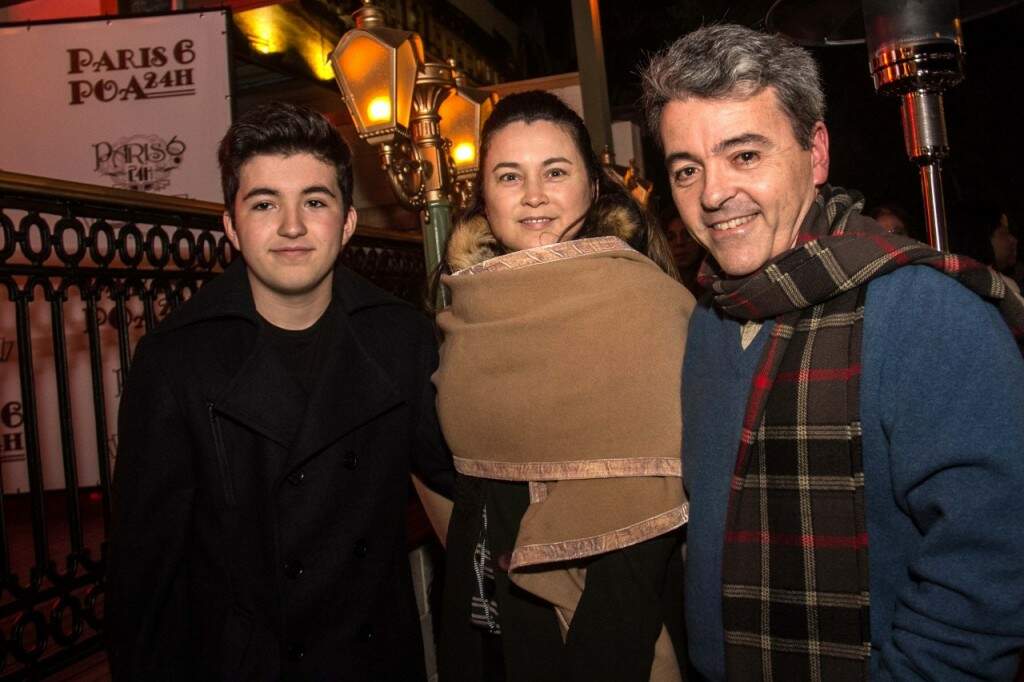 Catia Bonorino Vargas, entre Manoel Vargas Neto e Maneco Vargas, esteve na unidade gaúcha do Paris 6. (Foto: Jackson Ciceri/ O Sul)