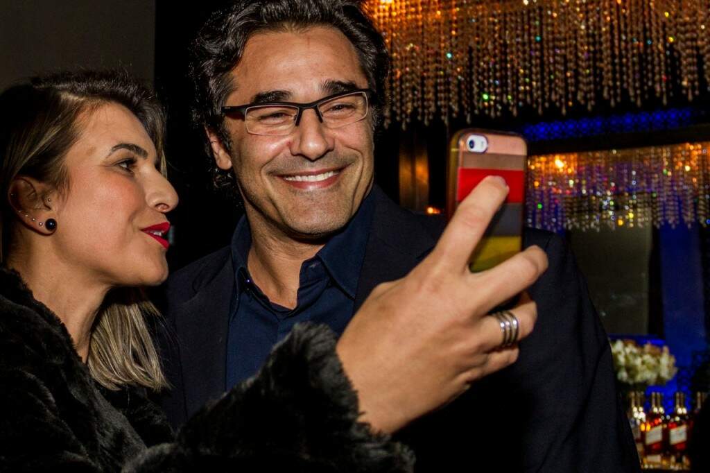 Momento da selfie: Cris Azambuja registrou o momento com Luciano Szafir. (Foto: Pedro Antonio Heinrich/especial)