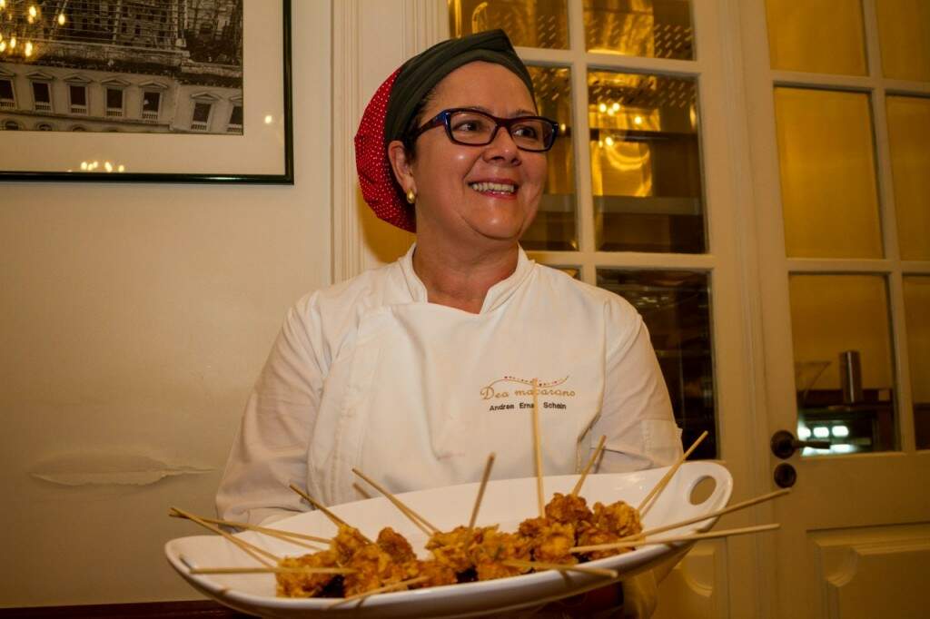 A chef Andrea Ernst Schein proporcionará animada tarde de chá no retorno dos encontros no salão do foyer nobre do Theatro São Pedro. (Foto: Pedro Antonio Heinrich/especial)