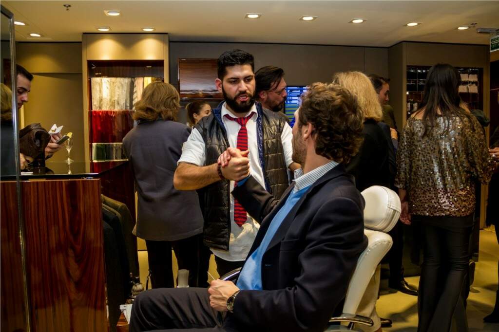 O hair stylist Fernando Dalenogari, com estilosa gravata em vermelho e preto, depois dos retoques, cumprimentou Juliano Toso. Foi um lance certo levar um especialista em cuidados masculinos no coquetel que abriu as atividades da conhecida marca Aramis. (Foto: Pedro Antonio Heinrich/especial)