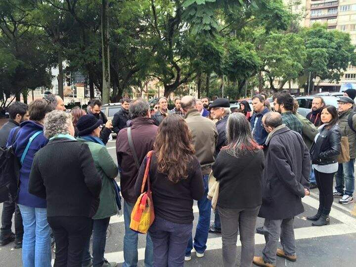 Jornalistas prestam apoio a repórter na Praça da Matriz. (Foto: Sindjors/Divulgação)