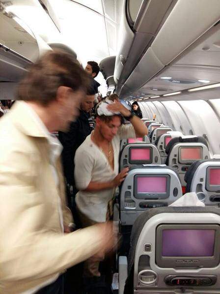 Quatro passageiros e oito comissários ficaram feridos. (Foto: Reprodução)