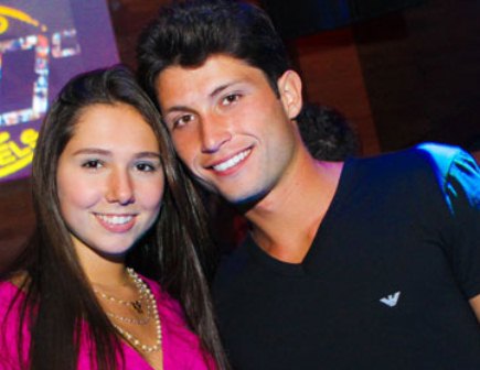 Namoro com Carol Portaluppi também foi um caso de polícia. Foto que Meneghisso tirou da beldade nua vazou na internet. (Crédito: Reprodução)