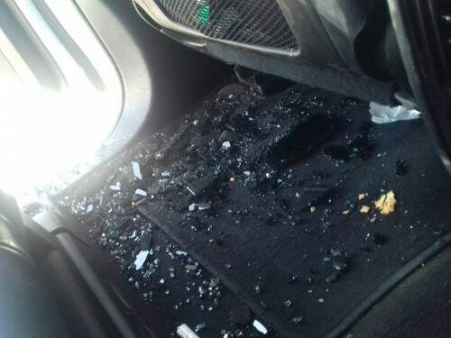 María Antonieta de las Nieves, a Chiquinha, mostra como ficou seu carro após o roubo(Reprodução/Facebook)