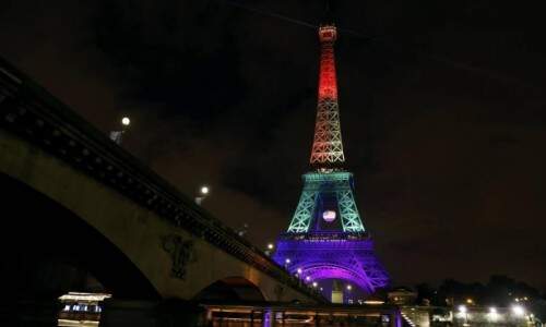 Torre Eiffel é iluminada com as cores do arco-íris   (foto: reprodução)