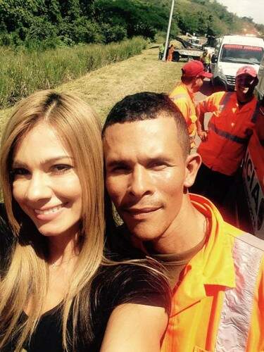 Ela aproveitou para tirar fotos com funcionários. (Foto: Reprodução)