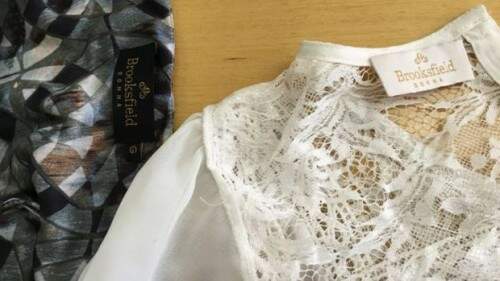 Apesar das etiquetas nas roupas, marca nega relação com oficina. (Foto: Reprodução)