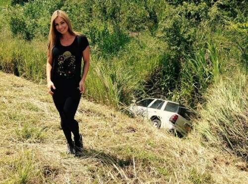 Ao lado do carro caído em uma vala. (Foto: Reprodução)