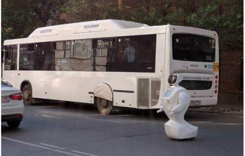 Robô ficou completamente parado no meio da rua, causando congestionamento nas ruas da cidade. (Foto: Reprodução)
