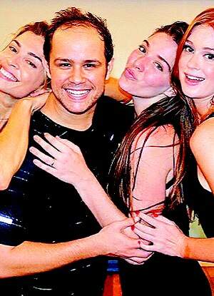 Justin Neto com Grazi, Luma Costa e Marina Ruy Barbosa. (Foto: Reprodução) 