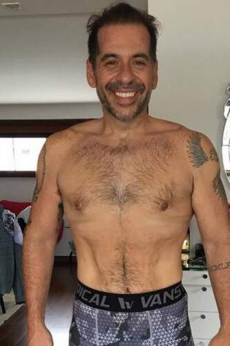 Leandro Hassum posa sem camisa após perder mais de 60 quilos. (Foto: Reprodução)