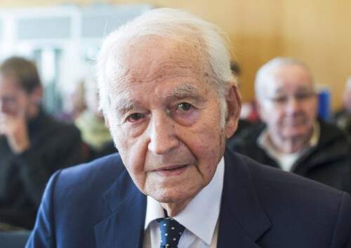 Leon Schwarzbaum, 94, sobrevivente de Auschwitz, chega ao tribunal em Detmold para depor. (foto: reprodução)