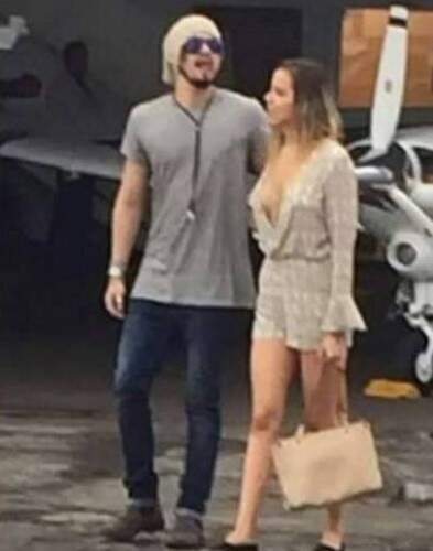 Luan Santana e uma loira foram clicados juntos por fã do cantor no aeroporto de Tocantins. (foto: reprodução)