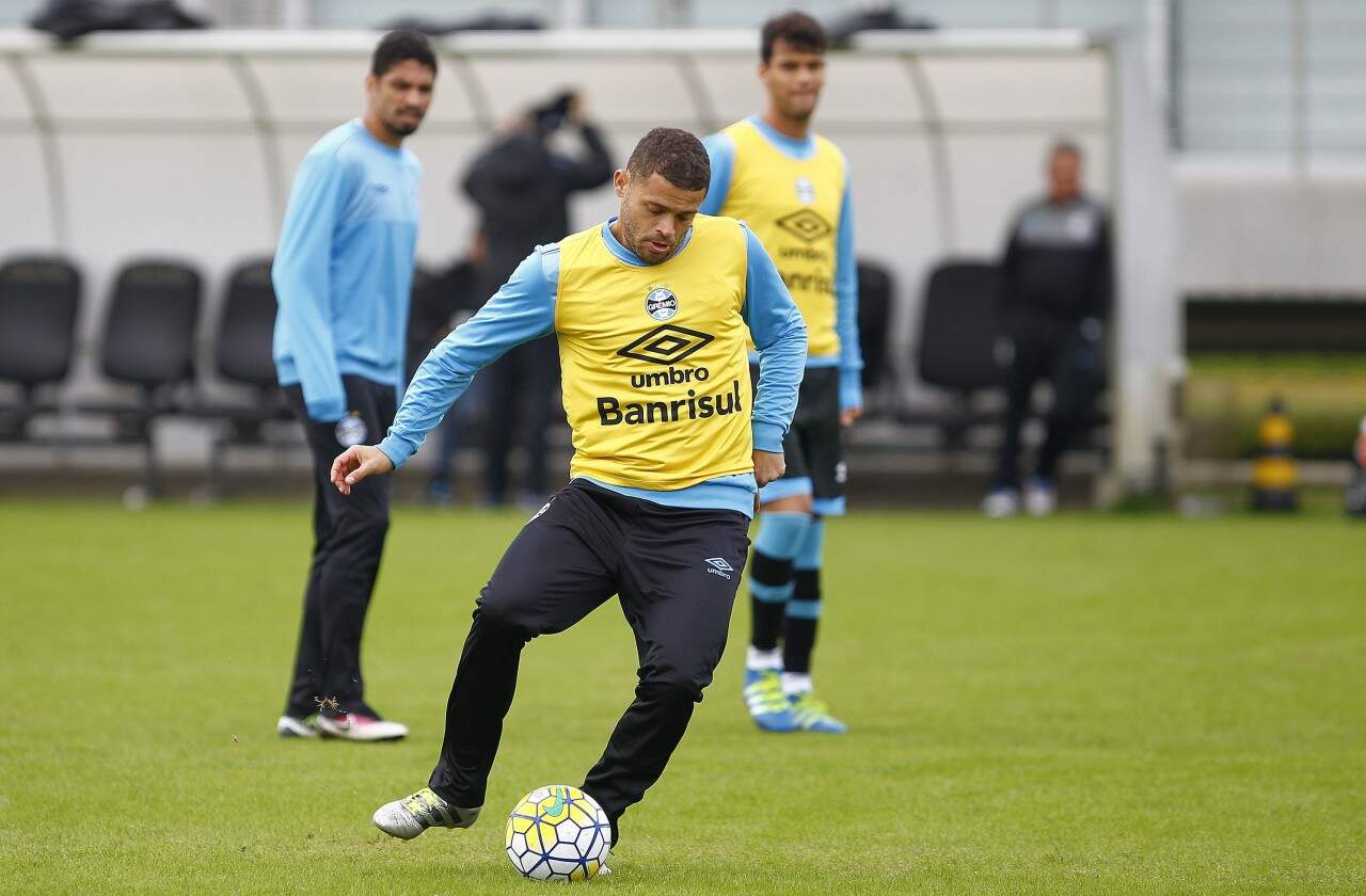 Edinho disputa vaga na equipe com Bressan. Um deles entra no lugar de Walace. (Foto: Lucas Uebel/Grêmio)