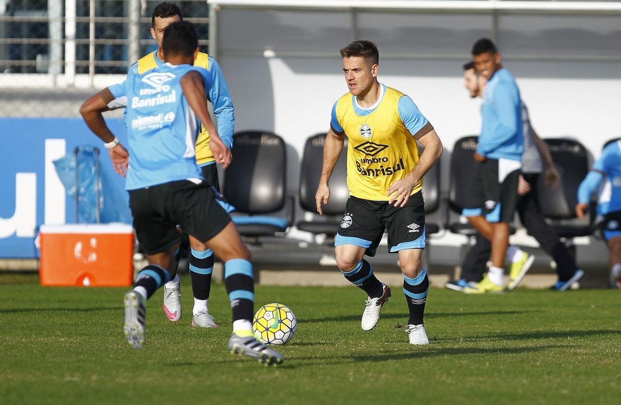 Ramiro (de amarelo) deve ser o escolhido para ocupar a vaga do suspenso Edílson no jogo do Brasileirão. (Foto: Lucas Uebel/Grêmio)