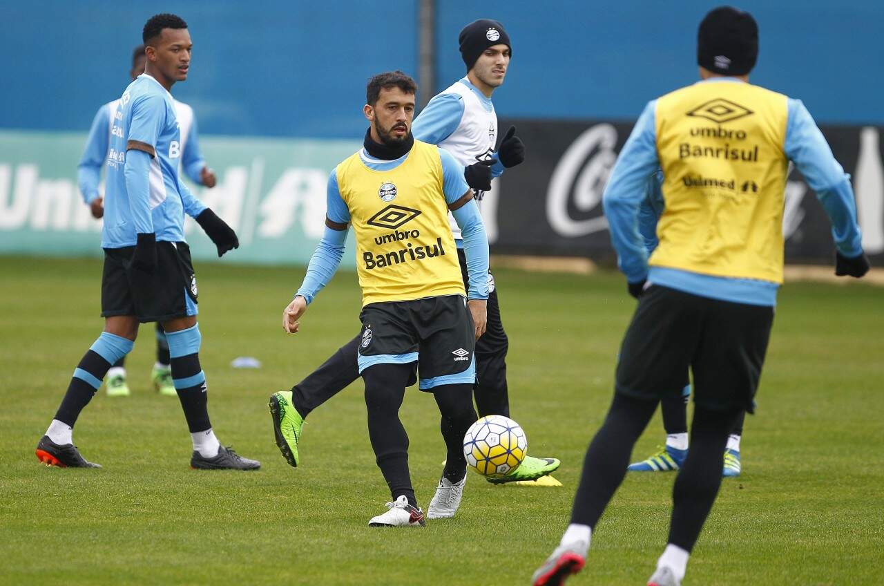 Edílson (C) retorna à lateral direita depois de cumprir suspensão. (Foto: Lucas Uebel/Grêmio)