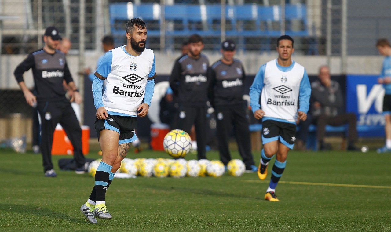 Douglas (E) retorna ao time titular depois de ser poupado diante do Furacão. (Foto: Lucas Uebel/Grêmio)