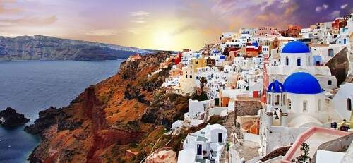 Santorini (Grécia) é um dos destinos mais procurados por casais em lua de mel de todo o mundo já que a ilha possui um clima muito romântico. (Foto: Reprodução)