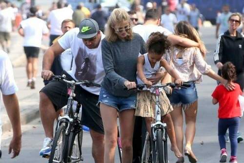 Ronaldo e Celina Locks andam de bicicleta na orla do Rio (Foto: Ag. News)