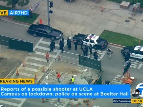 Imagem da rede ABC mostra a polícia em frente ao campus de universidade, em Los Angeles, nesta quarta-feira (1º) após relato da presença de um atirador. (Foto: Reprodução)