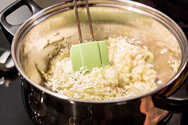 Erva Doce 7 Passo_5_-_Acrescente_o_arroz_junto_a_cebola_e_a_erva-doce160725_161703