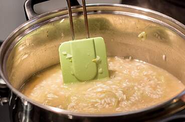 Erva Doce 8Passo_6_-_Acrescentando_o_vinho_branco_e_o_caldo_de_legumes160725_161703