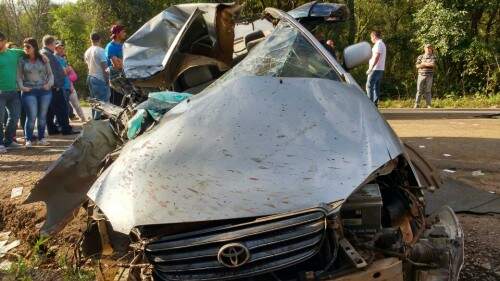 Automóvel Corolla saiu da pista e capotou. (foto: PRF/divulgação)
