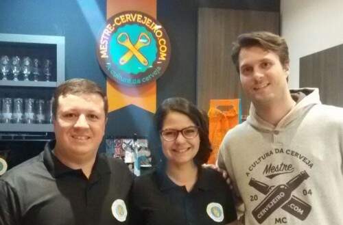 JOifer Santos (franqueado), Gabrielle Demozzi (sommelier) e David Gaed (analista de franquias da rede).