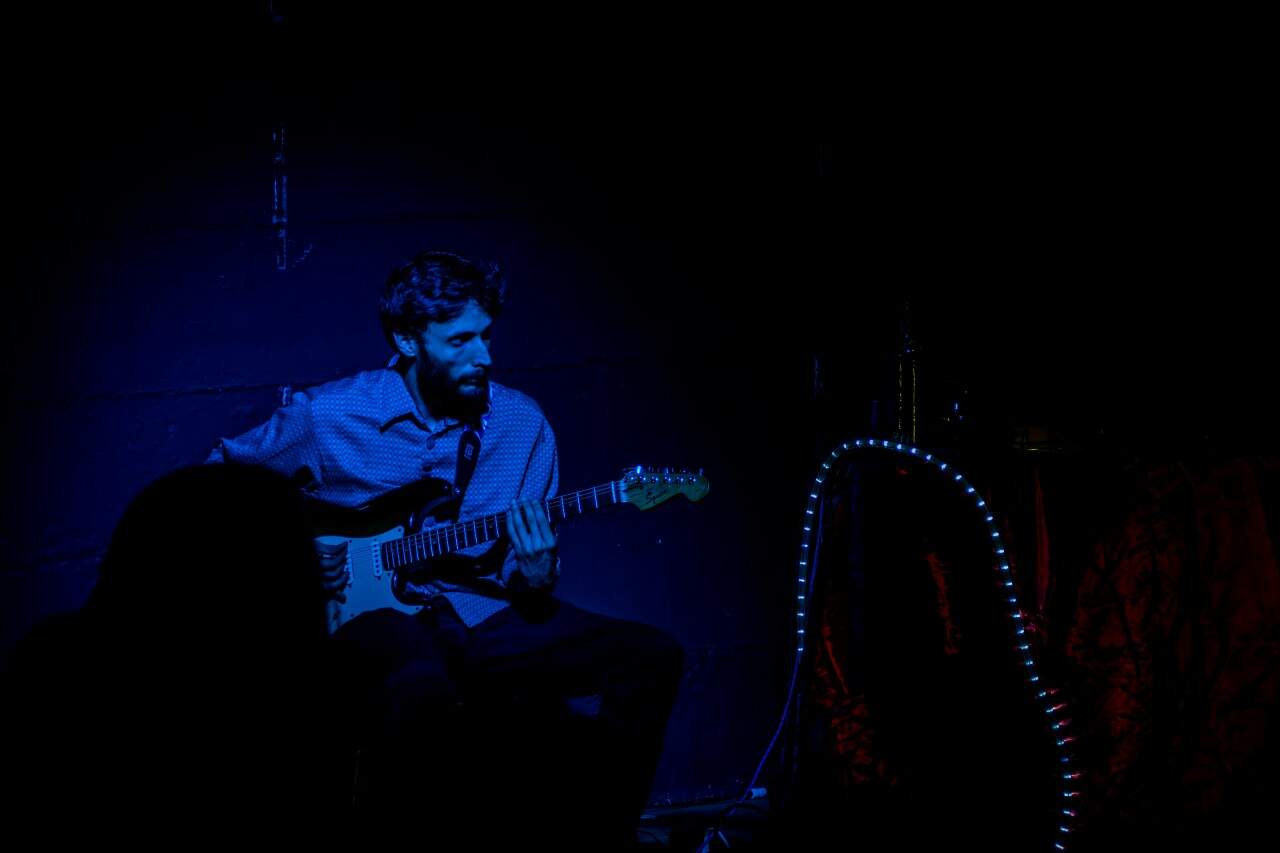 Lucca Simas e sua guitarra fizeram os efeitos sonoros da apresentação. (Foto: Pedro Antonio Heinrich/especial)