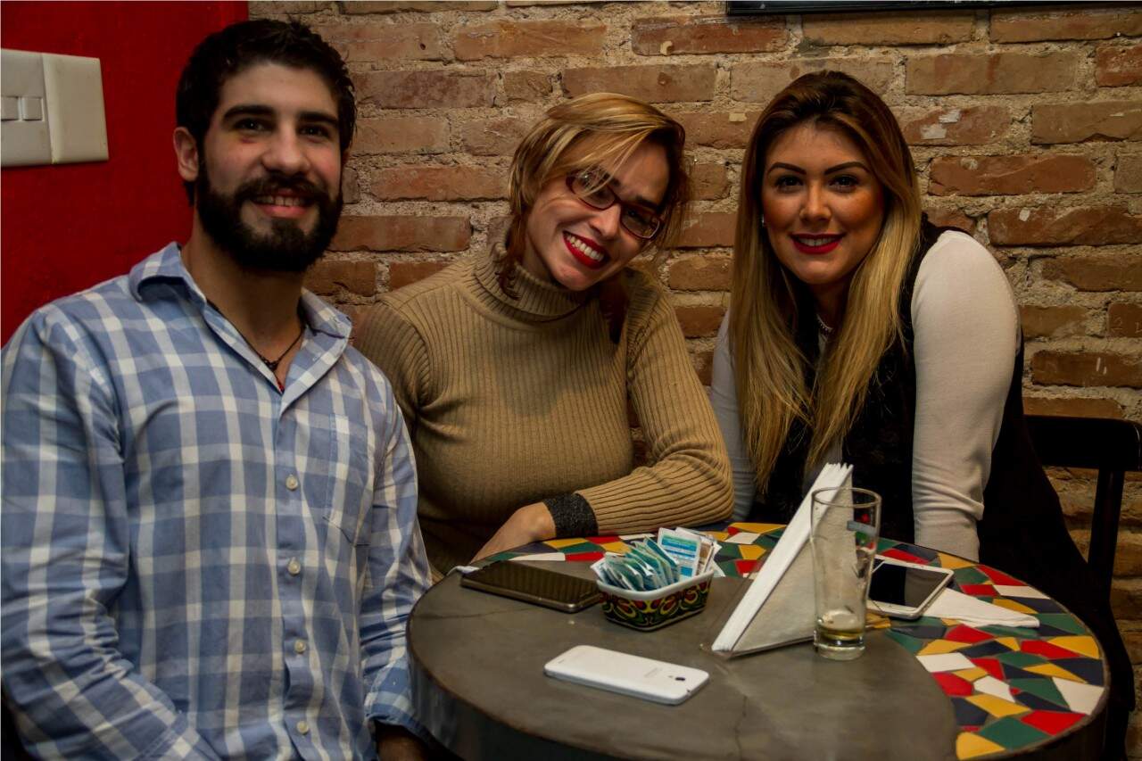 Vanessa Schoeneberg e Márcia Ossig com Daniel Maciel aproveitaram para conferir o Rock Concert. (Foto: Pedro Antonio Henrich/especial) 