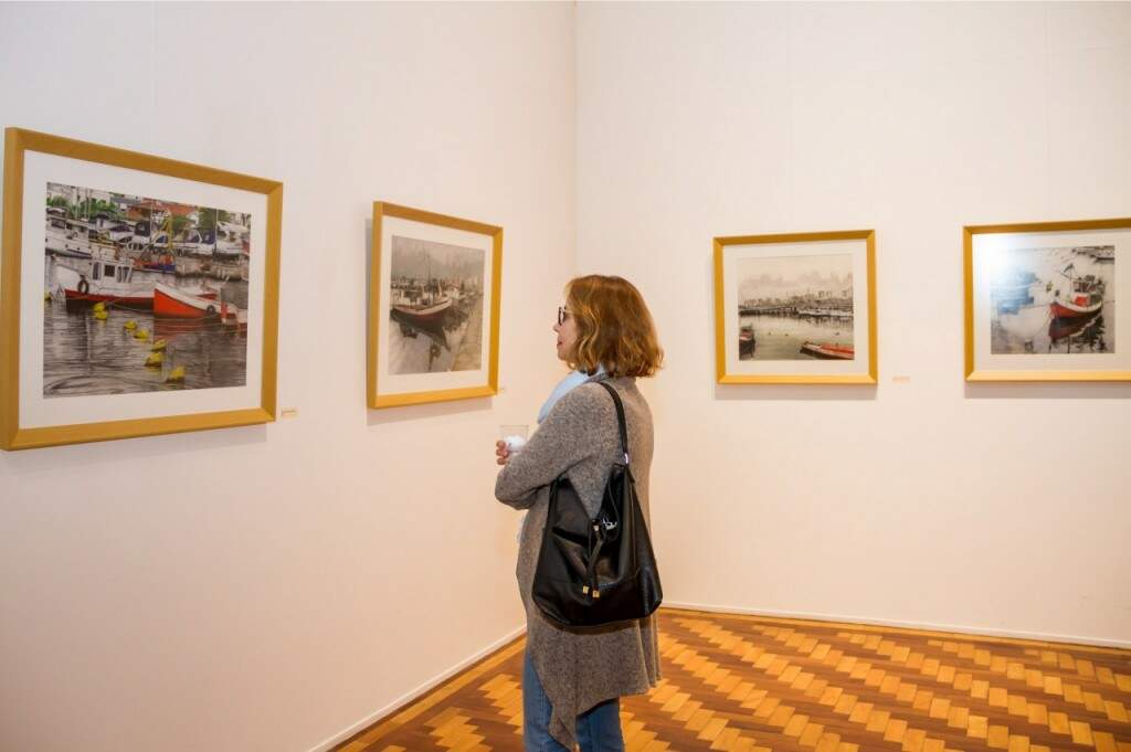 Sandra Pires conferiu a exposição, que ficará aberta durante o mês de agosto. (Foto: Pedro Antonio Heinrich/especial)