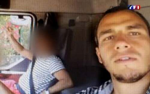 Bouhlel posa para selfie no dia 12 na cabine do caminhão que usou no ataque. (Foto: Reprodução/TF1)