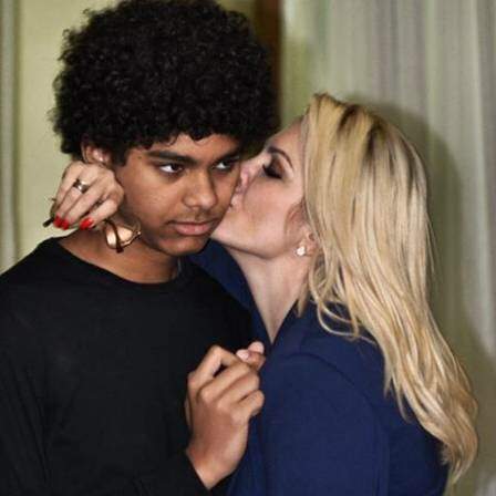 Antonia Fontenelle dá um beijo no filho, Samuel. (Foto: Reprodução)
