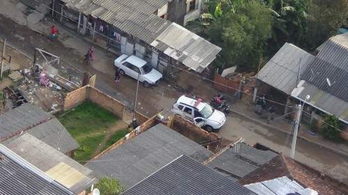 Em terra, os policiais em solo realizaram abordagens e identificação de pessoas e veículos (foto: Daiane Spiering/Comunicação Social do 11ºBPM)