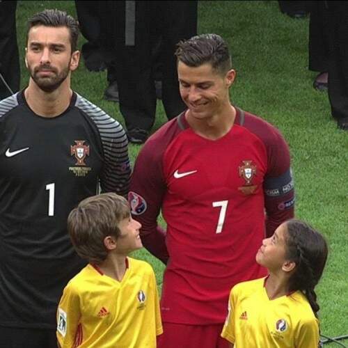 Dupla de mascotes parecia hipnotizada pelo craque. (Crédito: Reprodução)