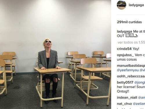 Em outro post, Gaga posa na escola onde teve aulas de habilitação. (Foto: Reprodução) 