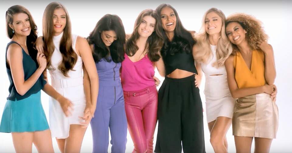 Valentina junto com Grazi Massafera, Juliana Paes, Isabeli Fontana, Taís Araújo, Sophia Abrahão, Emanuela de Paula e Ágatha Moreira. (Foto: Reprodução)