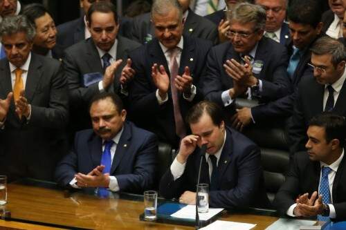 Ao lado de Waldir Maranhão, novo presidente eleito Rodrigo Maia faz discurso emocionado. (foto: Fabio Rodrigues Pozzebom/Agência Brasil)