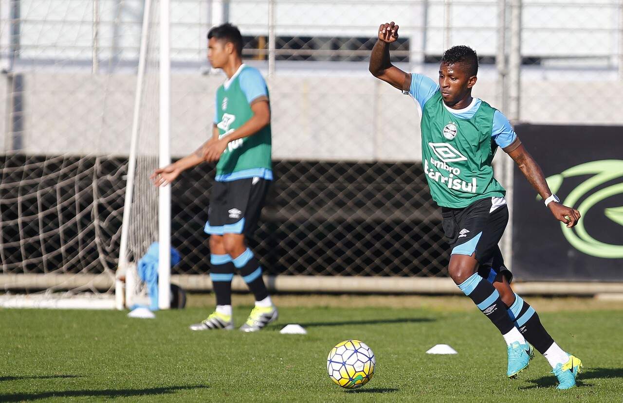 Bolaños (D) tem bastante experiência e pode enfrentar o Inter neste domingo. (Foto: Lucas Uebel/Grêmio)