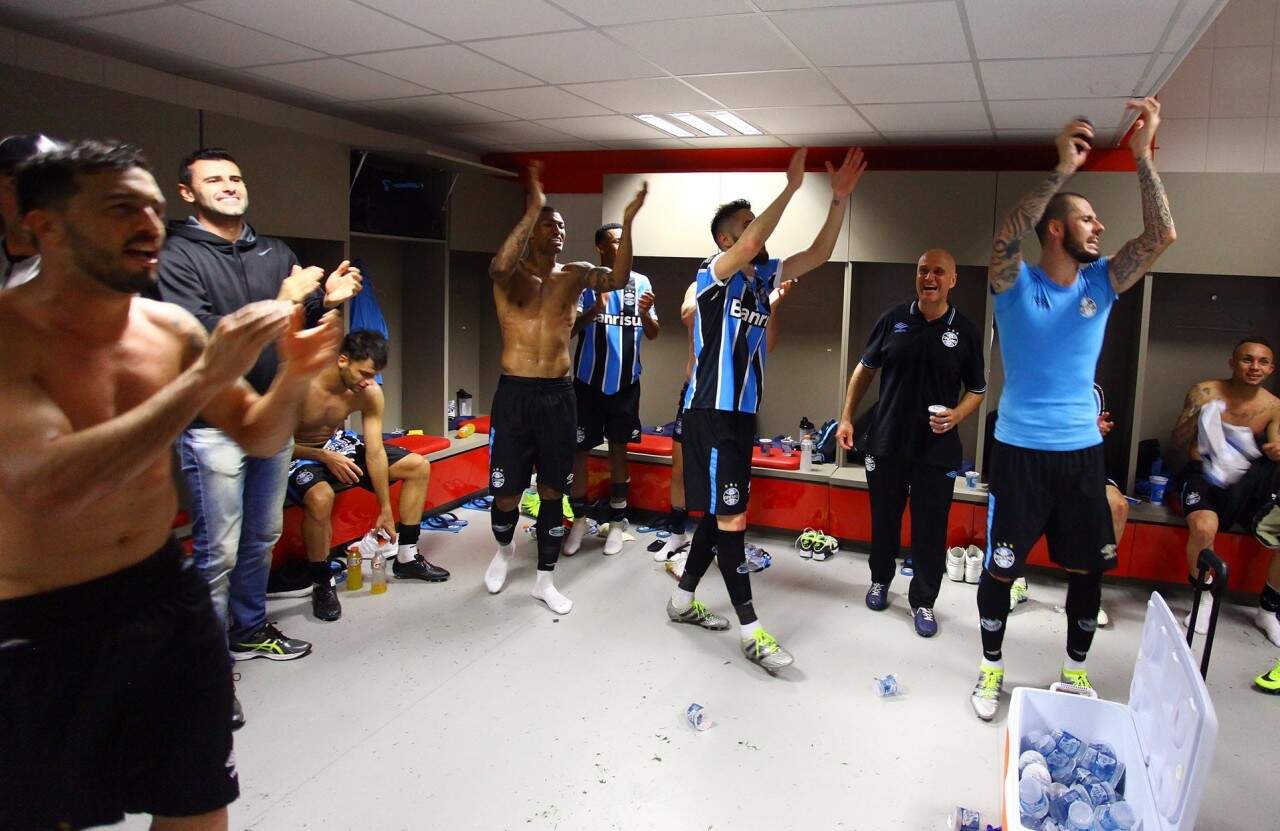 Gremistas comemoram os três pontos diante do Inter dentro do Beira-Rio. (Foto: Twitter oficial/Grêmio)