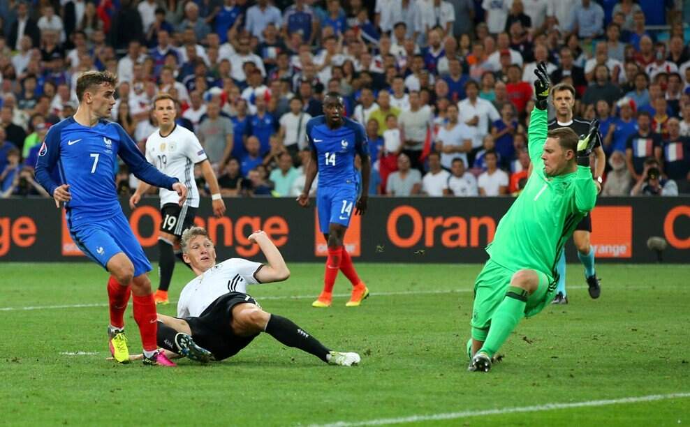 Griezmann (E) foi o destaque da partida em Marselha. (Foto: Euro/Twitter)
