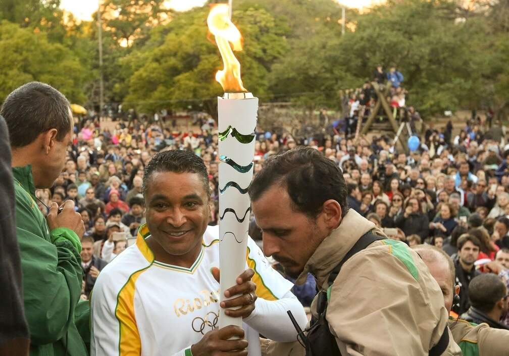 Técnico do Grêmio, Roger Machado, inaugurou a condução da Tocha no Parcão. (Foto: Marcos Nagelstein/Agência Preview)