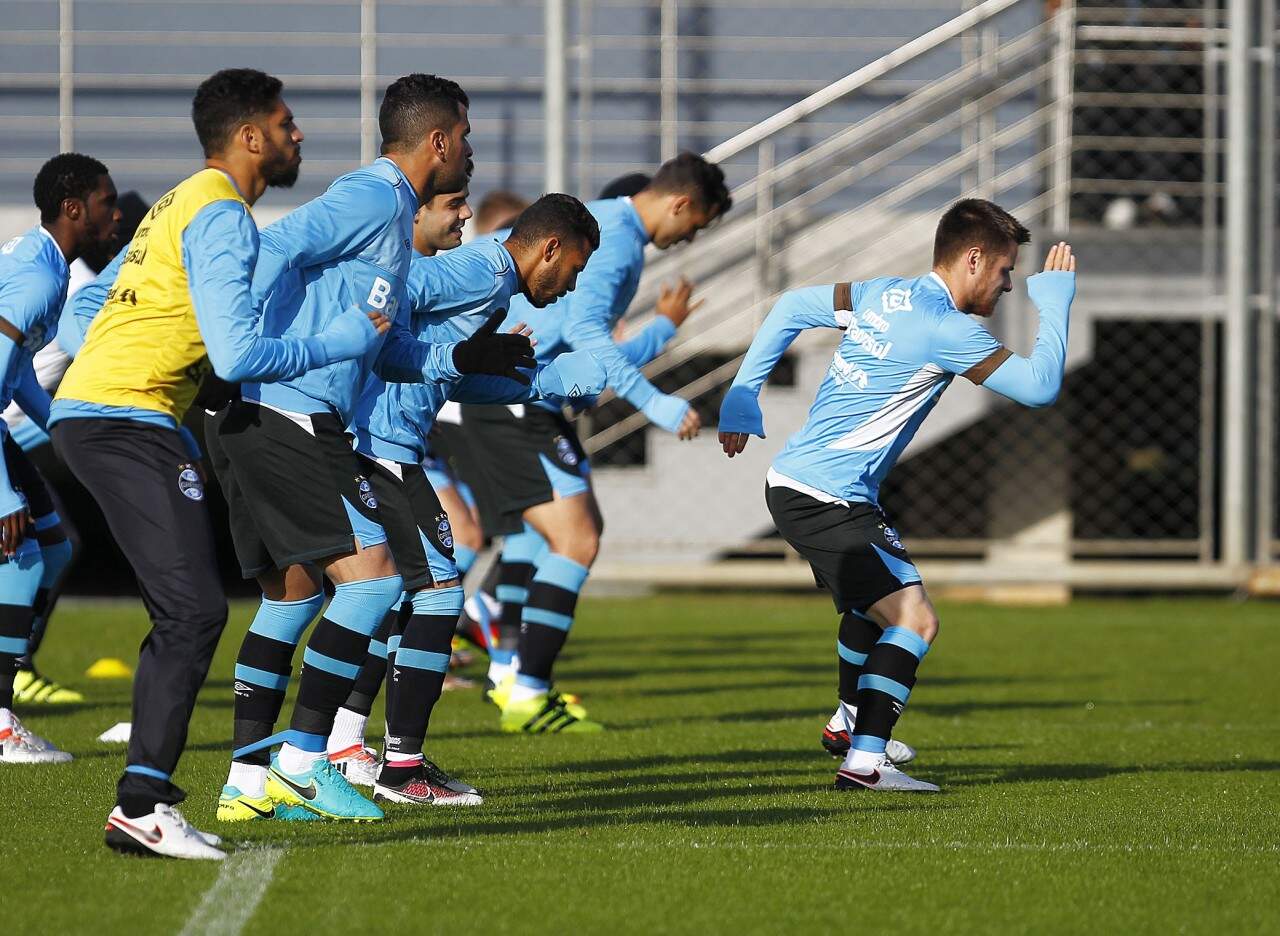 Wallace Reis (E, de amarelo) deve voltar ao time titular na Arena no domingo. (Foto: Lucas Uebel/Grêmio)