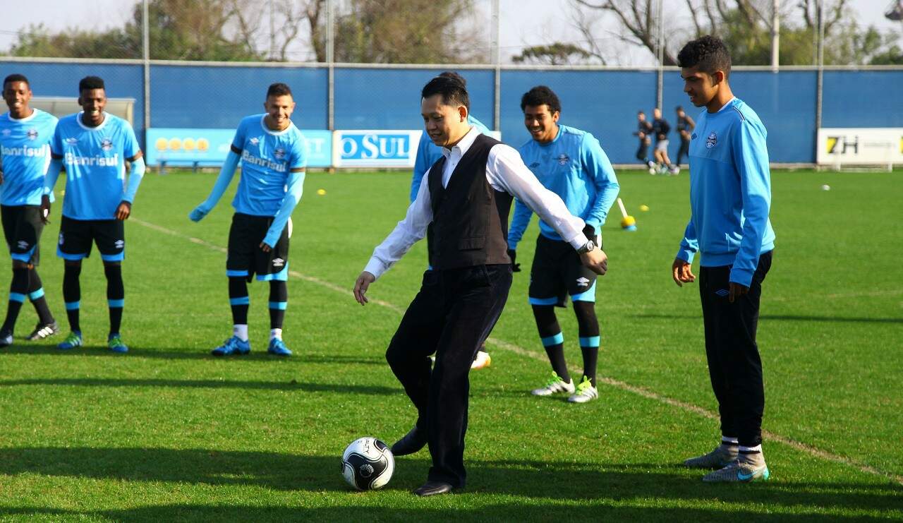 Autoridade da província de Guangdong arriscou até uns chutes na bola. (Foto: Lucas Uebel/Grêmio) 