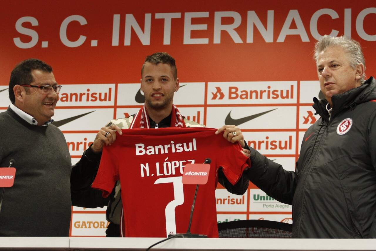 Jogador recebeu a camisa 7. (Foto: Itamar Aguiar/Agência Freelancer)