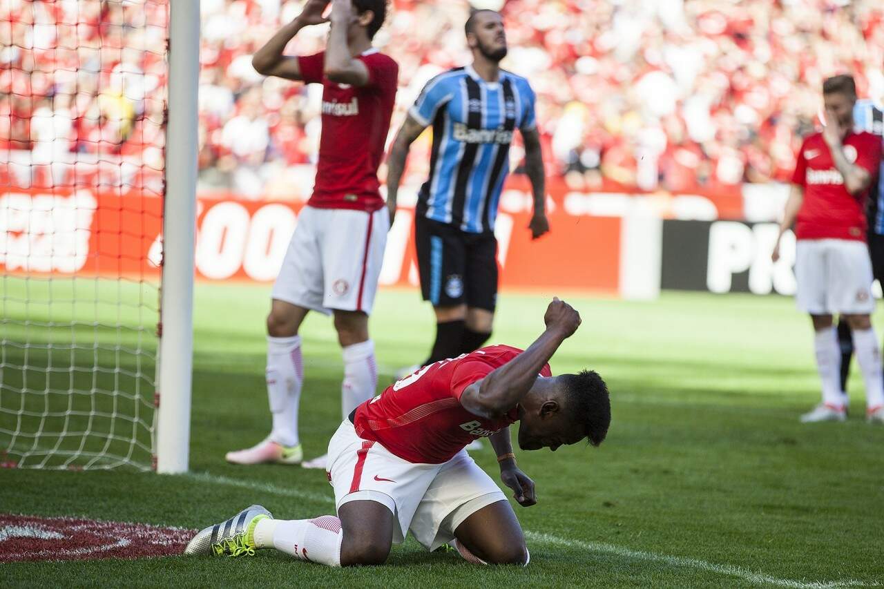 Paulão lamenta perda de gol no segundo tempo do jogo. (Foto: Digue Cardoso/Agência Freelancer)