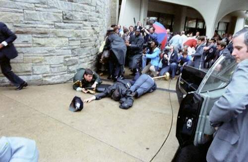 Imagem mostra o momento do atentado em em frente ao Washington Hilton Hotel. Tiros perfuraram um dos pulmões do líder republicano. Outros dois ficaram feridos. (Foto: The Reagan Library) 