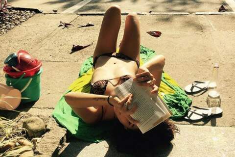 Cauã Reymond postou foto da namorada, Mariana Goldfarb, com a legenda: "sereia". (Foto: Reprodução/Instagram)