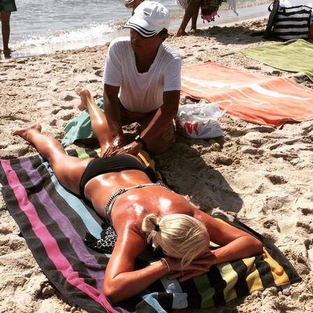 Jogadora sueca recebe massagem na praia. (Foto: Reprodução)