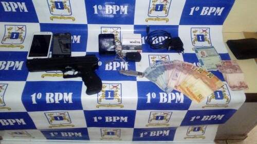 Réplica de pistola foi encontrada com o homem. (Foto: BM/Divulgação)
